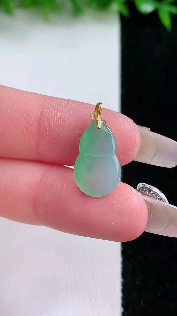 天然A货翡翠葫芦吊坠，尺寸14.8-9.8-4，重量:1.18g
1月24日