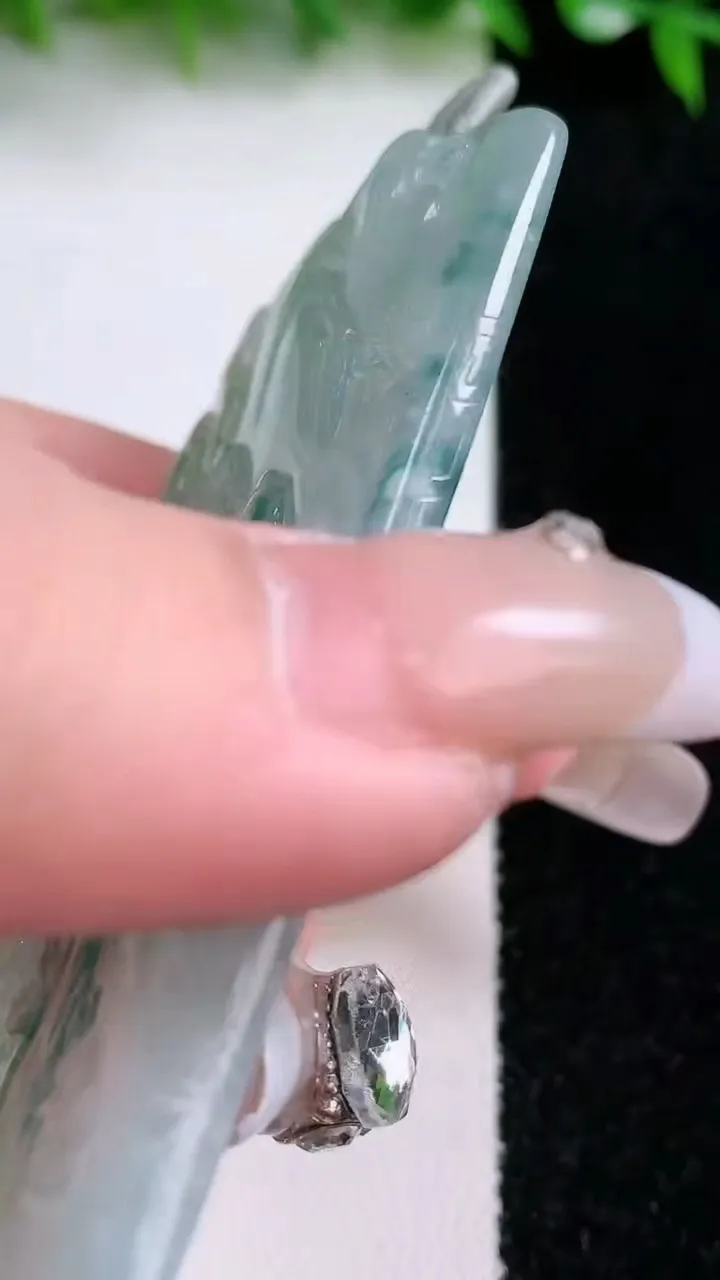 天然A货翡翠种飘花山水牌吊坠，尺寸71.5-41.6-5.2，重量:43.05g
1月24日