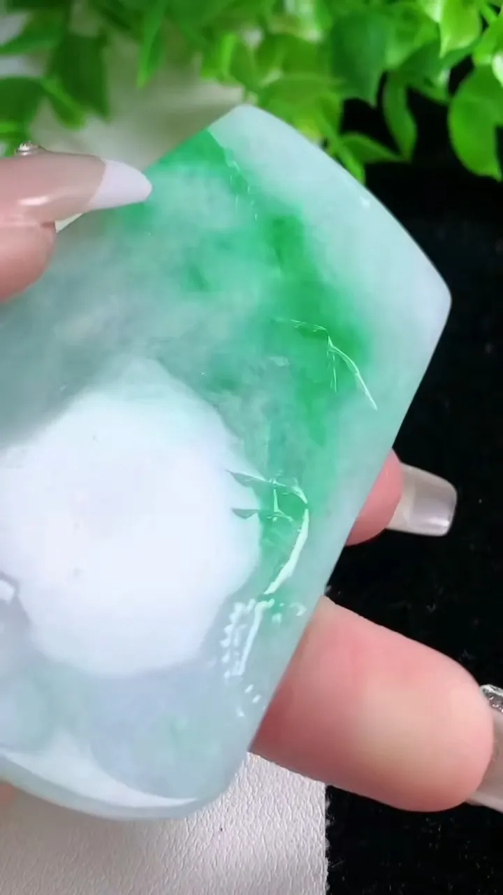 天然A货翡翠山水牌吊坠，尺寸76.3-42.2-5，重量:44.40g
1月24日