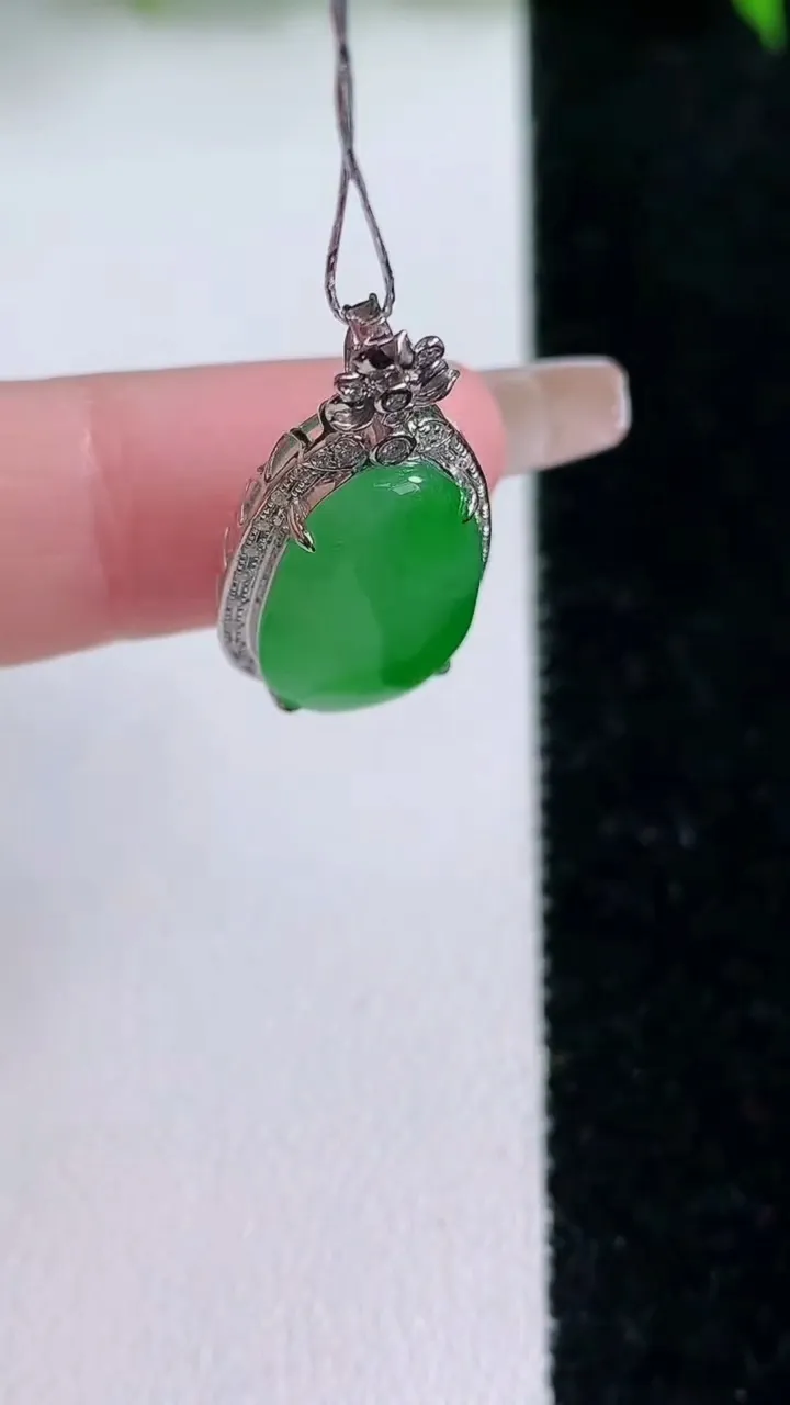 天然A货翡翠福瓜吊坠，尺寸26.3-13.3-7，裸石17-10.6重量:2.81g
1月24日