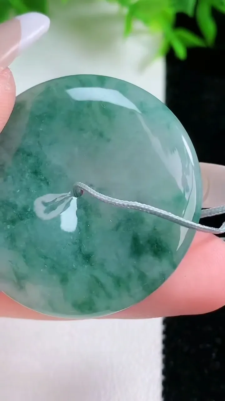 天然A货翡翠飘花平安扣吊坠，尺寸37.6-5.3，重量:16.90g
1月24日