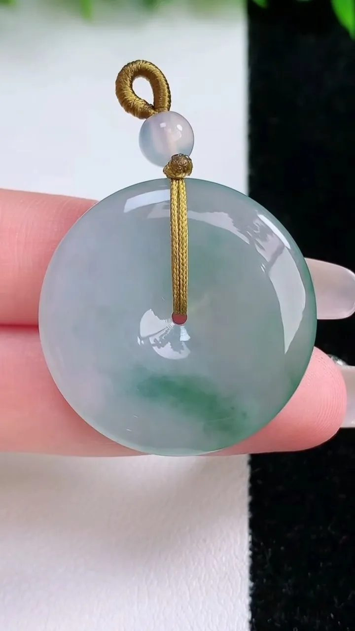 天然A货翡翠飘花平安扣吊坠，尺寸32-6，重量:11.90g
1月24日