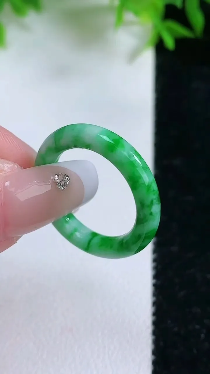 天然A货翡翠指环戒指，尺寸17.2-3.6，重量:2.67g2026年1月24日
工厂直销收藏佳品,种好水足，色泽均匀，有种有色，上手高大气！
