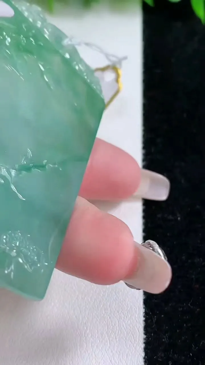 天然A货翡翠山水牌吊坠，尺寸68-47.2-5.4，重量:41.42g
1月24日