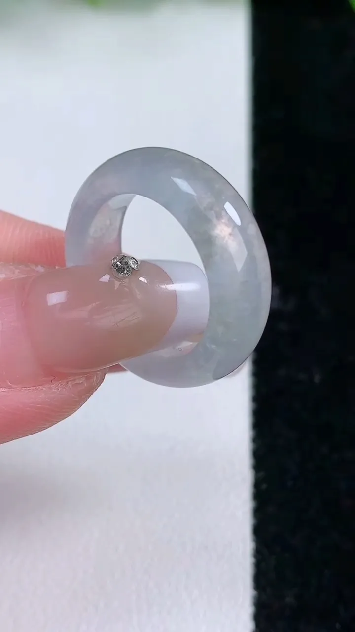 天然A货翡翠指环戒指，尺寸16.5-6.8-3.7，重量:4.68g2026年1月24日
工厂直销收藏佳品,种好水足，色泽均匀，有种有色，上手高大气！