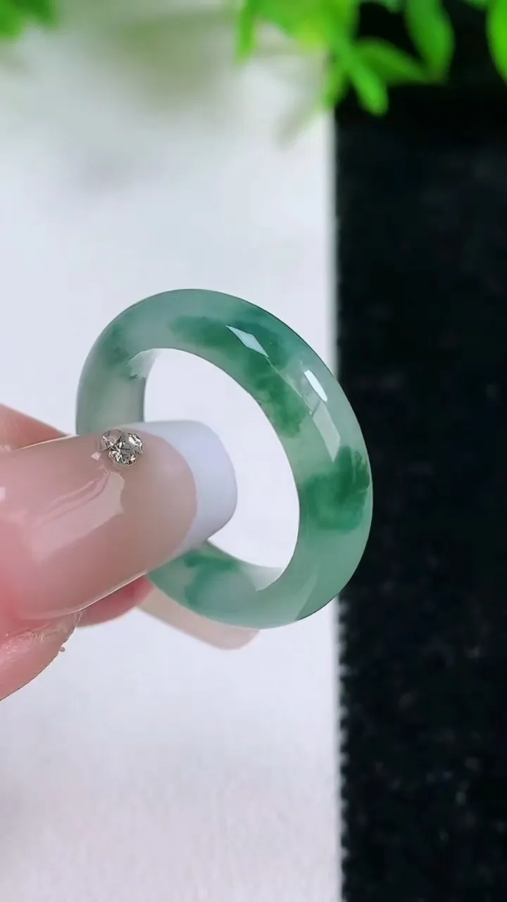 天然A货翡翠冰种飘花指环戒指，尺寸16.3-5-2.9，重量:3.12g2026年1月24日
工厂直销收藏佳品,种好水足，色泽均匀，有种有色，上手高大气！