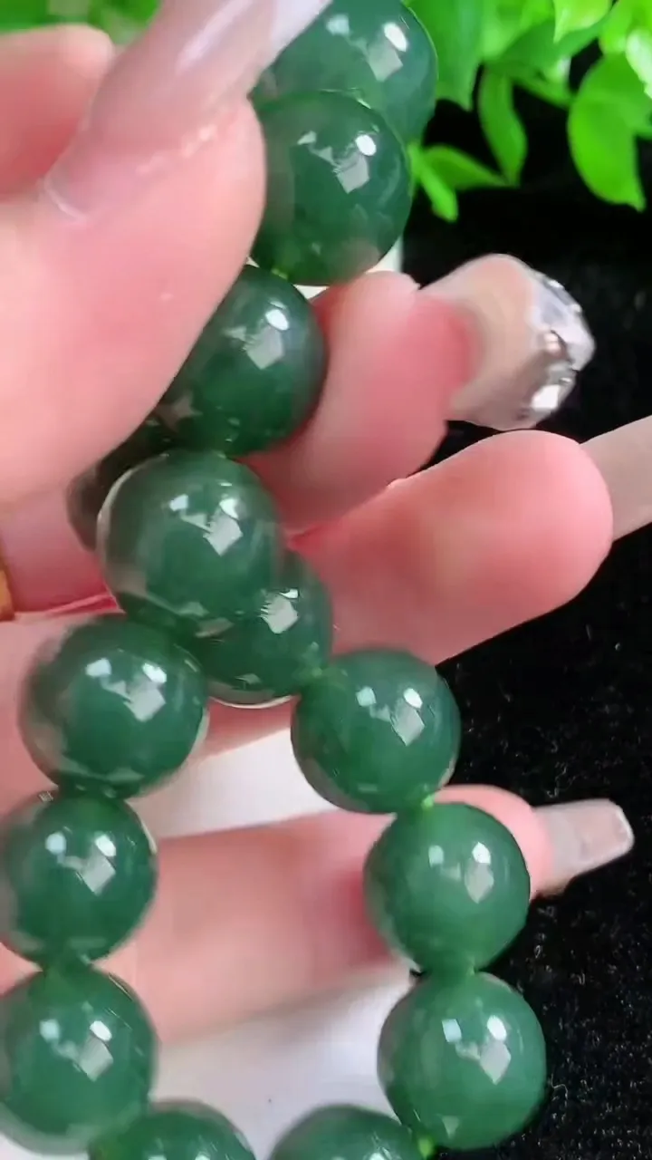 天然A货翡翠圆珠手串，尺寸12-17颗，重量:50.28g1月24日
工厂直销收藏佳品,种好水足，色泽均匀，有种有色，上手高大气！