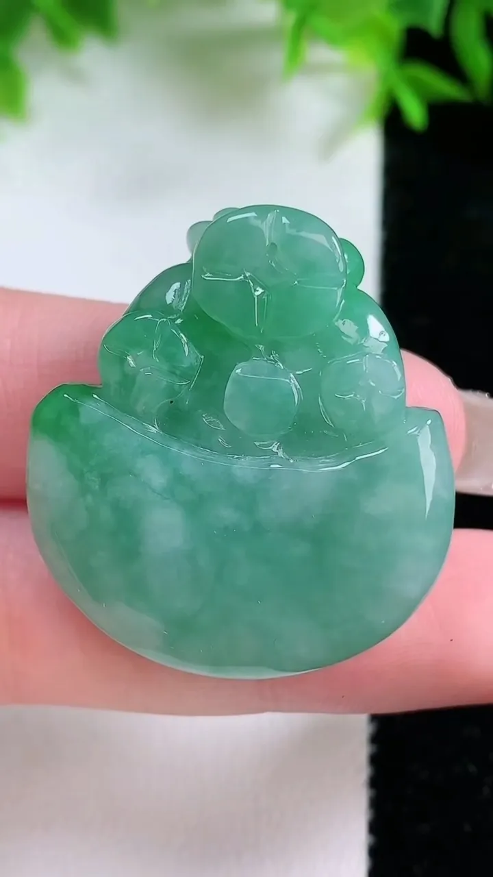 天然A货翡翠金元宝吊坠，尺寸32.3-29.5-10，重量:18.29g
1月24日