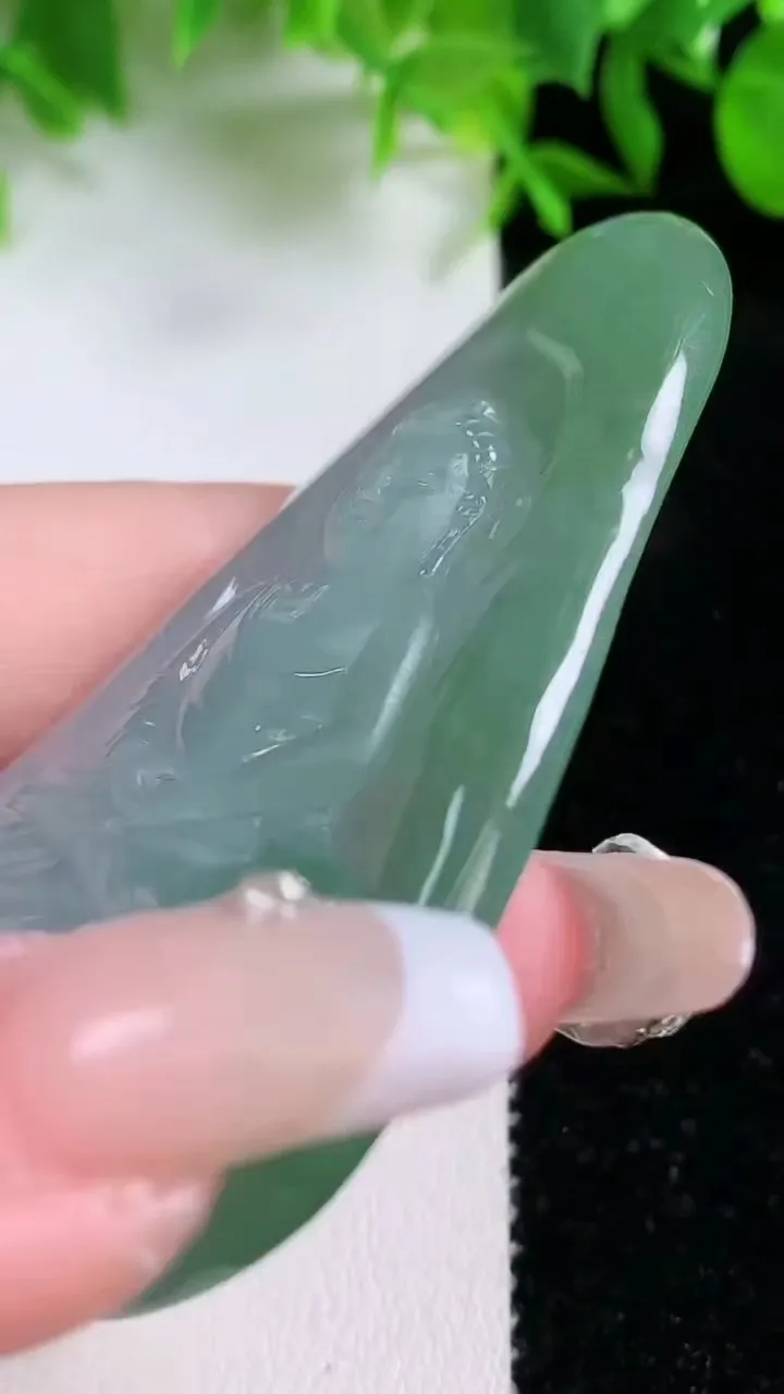 天然A货翡翠大日如来吊坠，尺寸68.2-39-7，重量:31.81g
1月24日