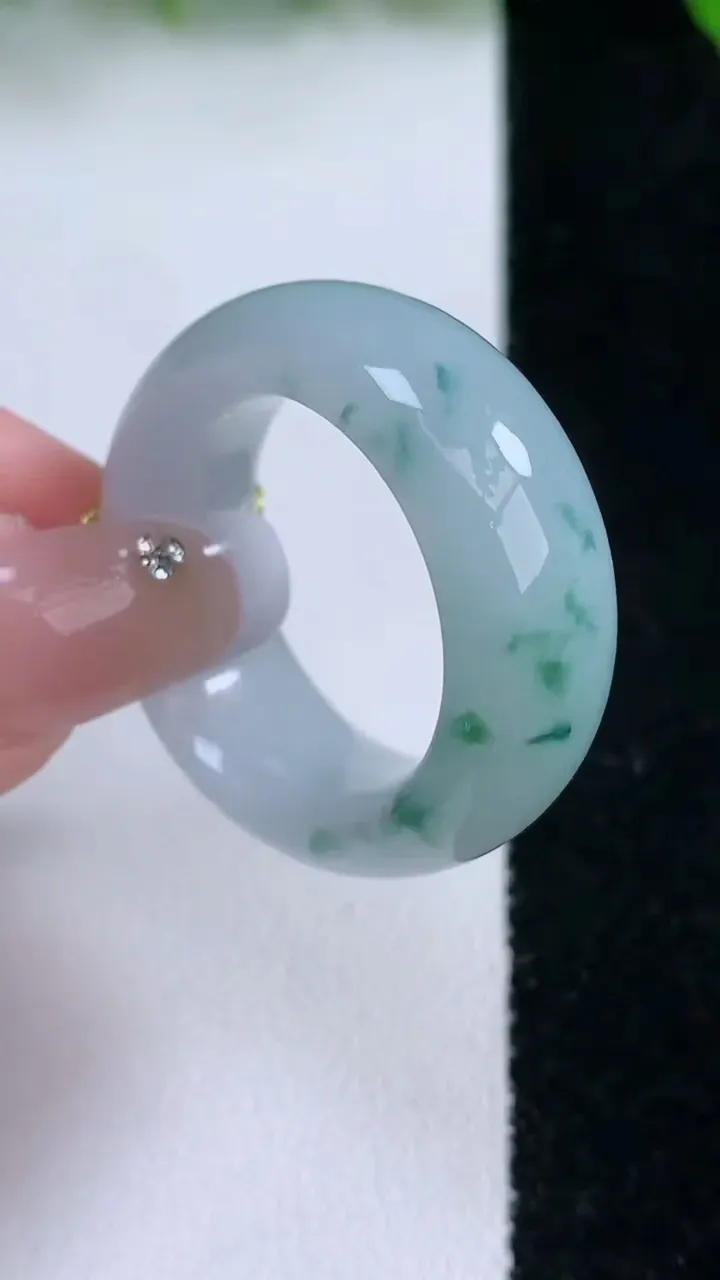 天然A货翡翠飘花指环戒指，尺寸21.6-11-5，重量:14.98g2026年1月24日
工厂直销收