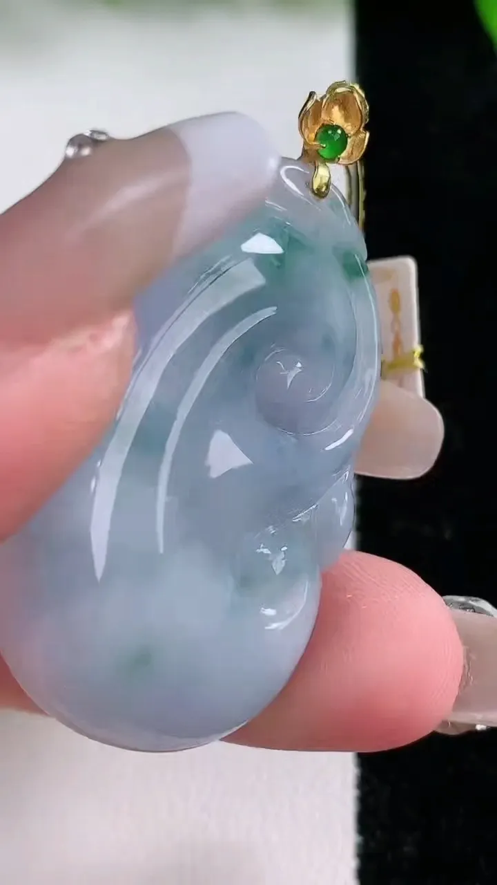 天然A货翡翠18K金紫罗兰飘花如意吊坠，尺寸39-23.2-5，重量:10.60g
1月24日