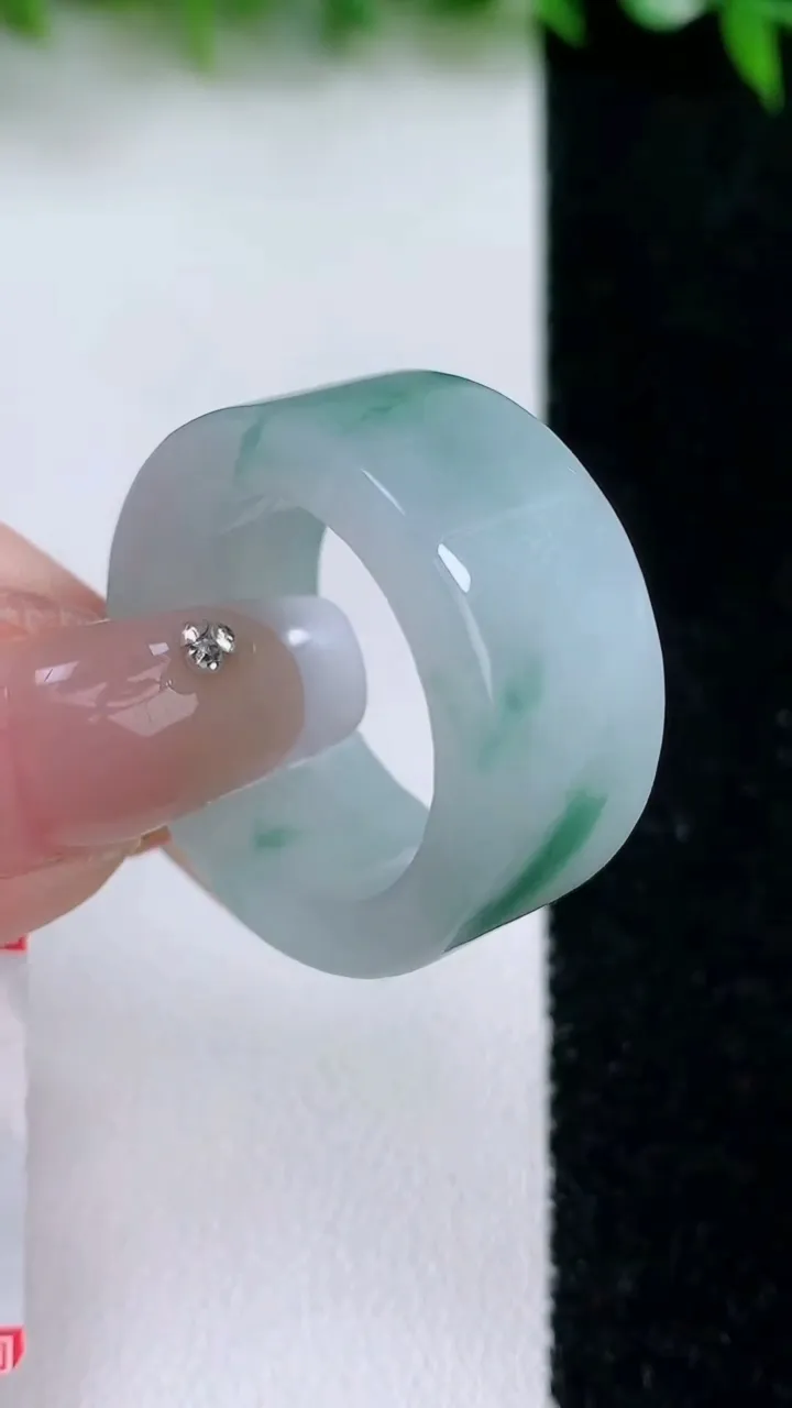 天然A货翡翠飘花方形指环扳指，尺寸20.4-11.7-4，重量:12.45g2026年1月24日
工厂直销收藏佳品,种好水足，色泽均匀，有种有色，上手高大气！