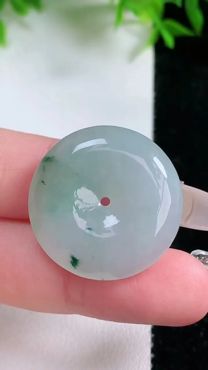 天然A货翡翠飘花平安扣吊坠，尺寸26-5.8，重量:8.21g
1月24日