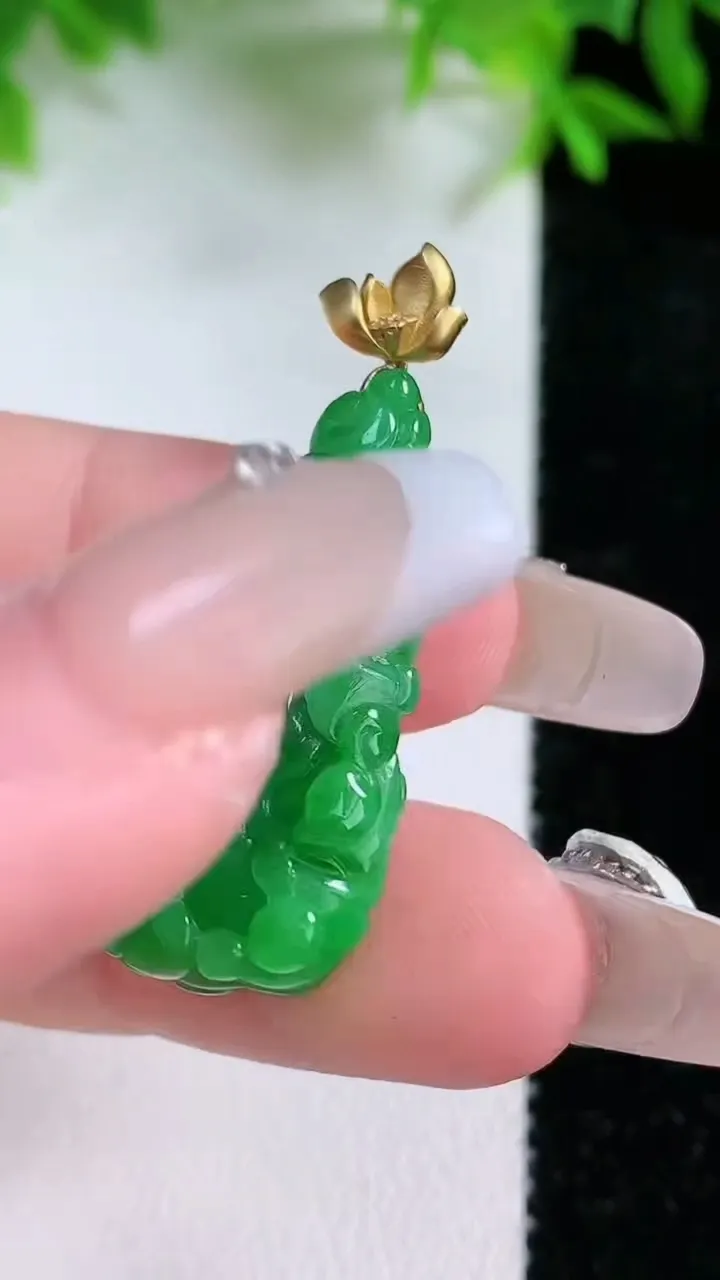 天然A货翡翠白菜吊坠，尺寸30.4-14.6-5.6，重量:4.59g
1月24日