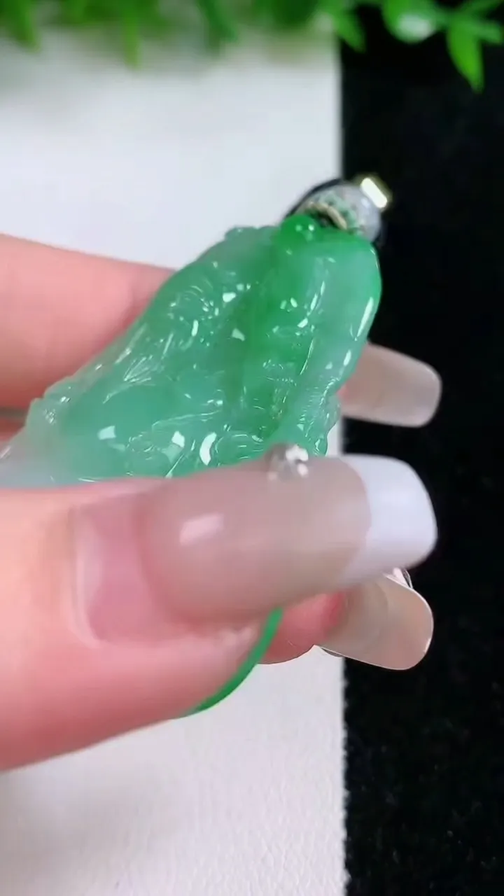 天然A货翡翠祥龙财神爷吊坠，尺寸52.5-30.4-6，重量:20.34g
1月24日