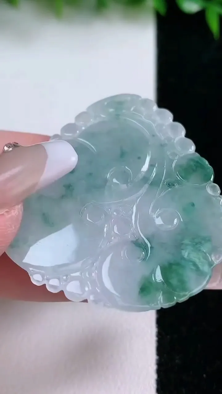 天然A货翡翠飘花如意吊坠，尺寸45.4-39-4，重量:12.54g
1月24日