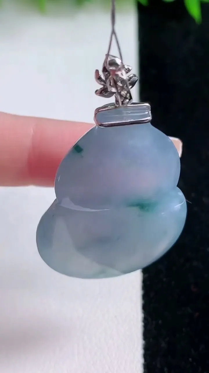 天然A货翡翠18K金紫罗兰葫芦吊坠，尺寸38-28.7-9.3，重量:17.96g
1月24日