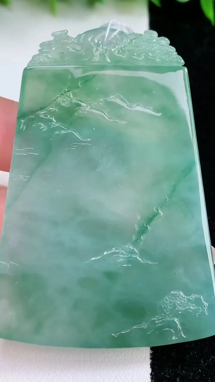 天然A货翡翠山水牌吊坠，尺寸68-47.2-5.4，重量:41.42g
1月24日