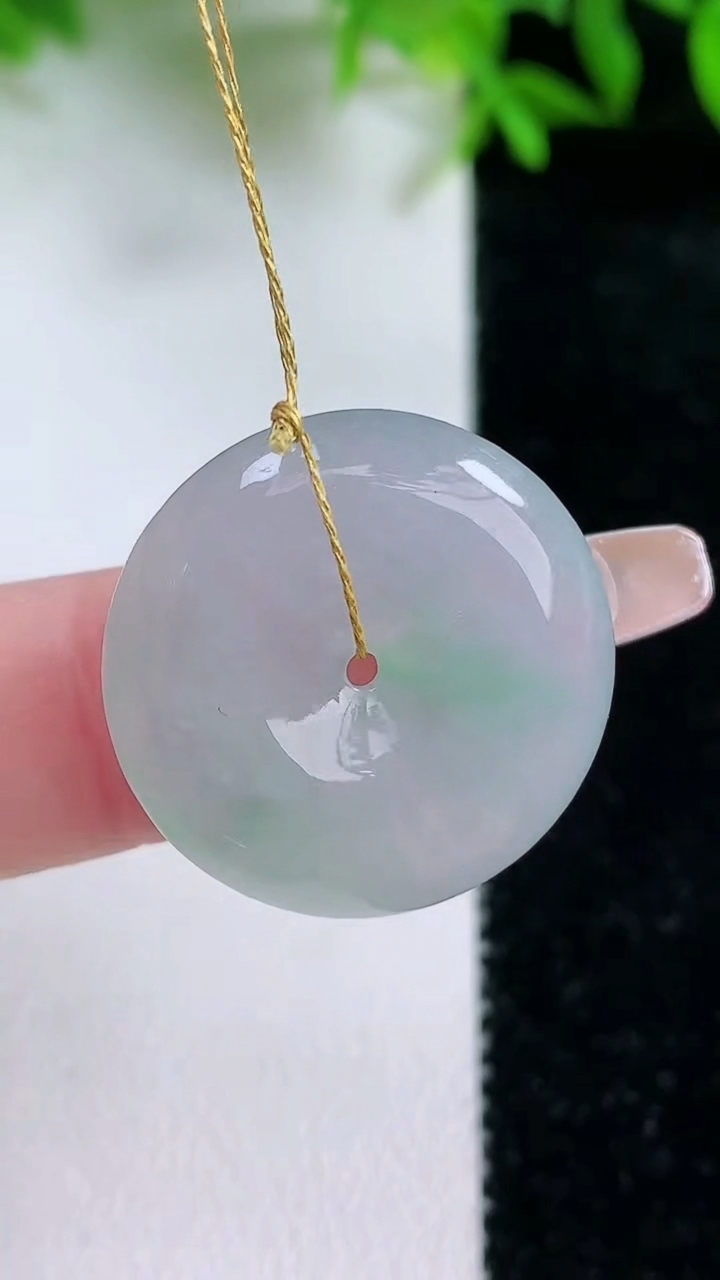 天然A货翡翠平安扣吊坠，尺寸22.6-5，重量:5.74g
1月24日