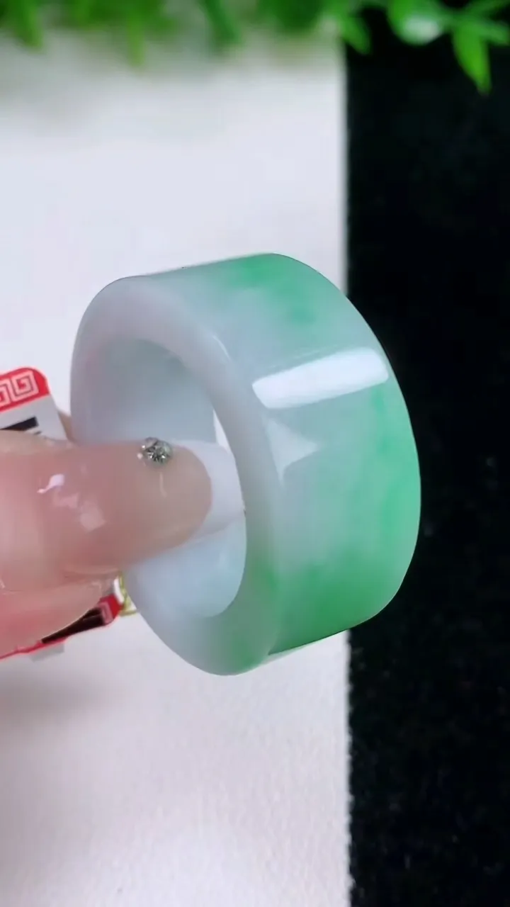 天然A货翡翠方形指环扳指，尺寸22.4-12.3-4.5，重量:17.32g2026年1月24日
工厂直销收藏佳品,种好水足，色泽均匀，有种有色，上手高大气！