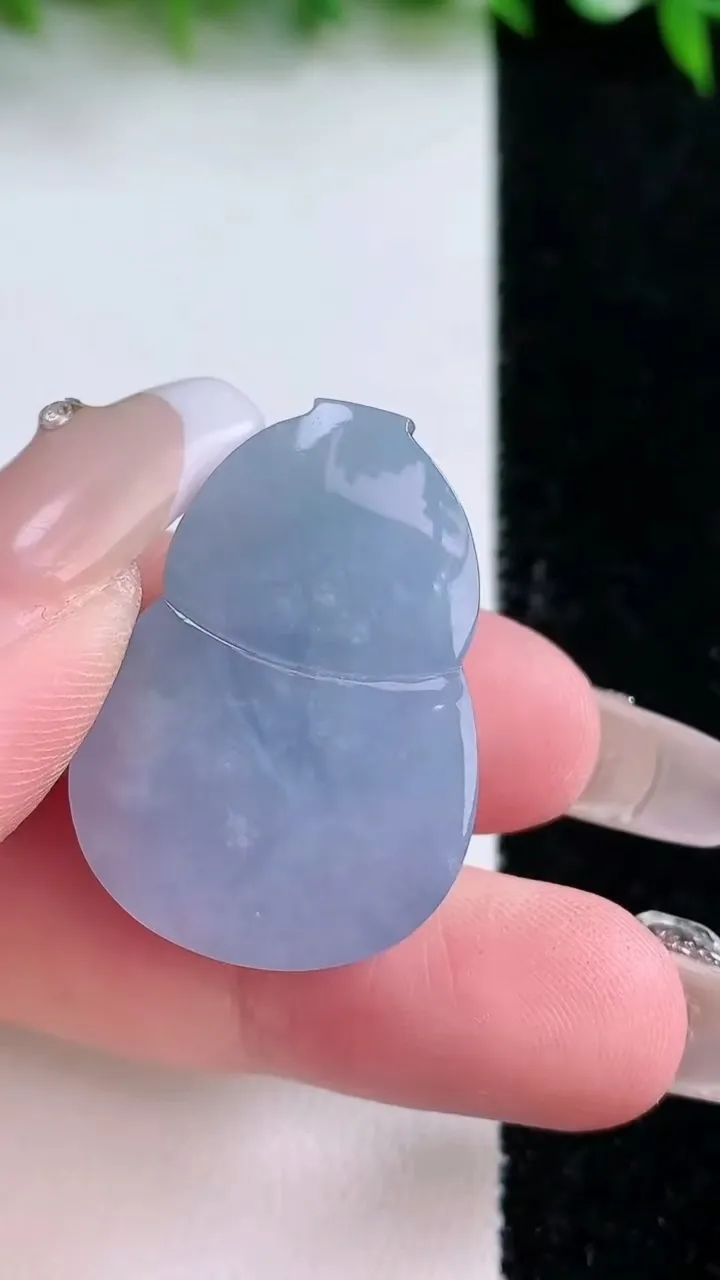 天然A货翡翠紫罗兰葫芦镶嵌件，尺寸30.6-22-10.7，重量:14.27g
1月24日