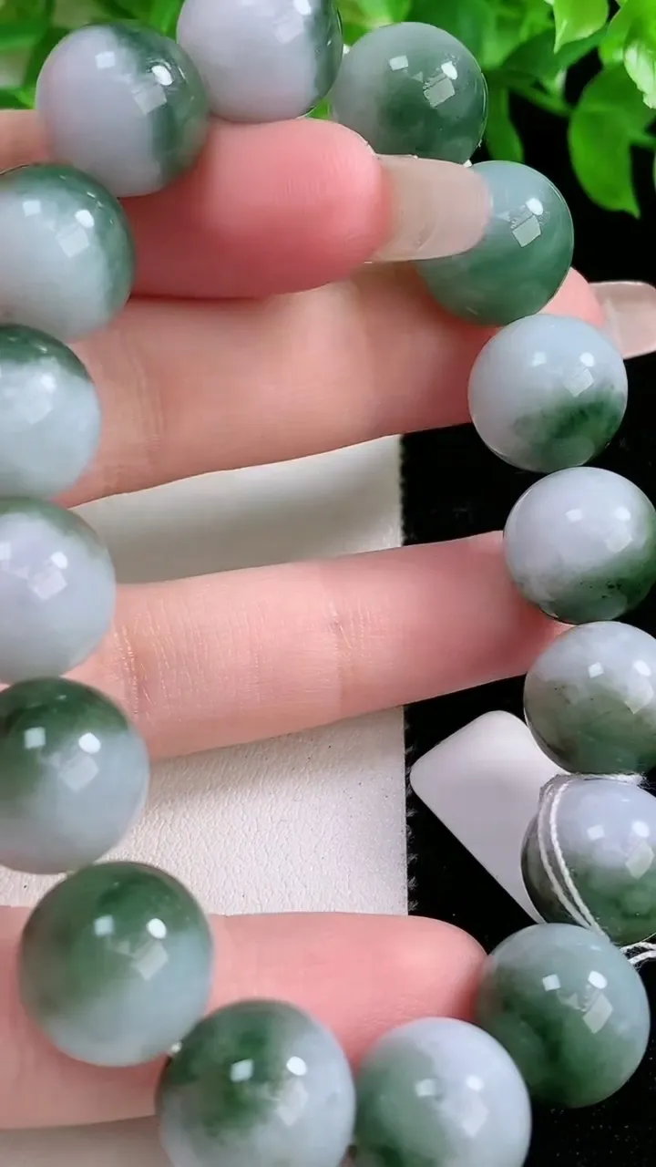 天然A货翡翠圆珠手串，尺寸13-16颗，重量:61.00g1月24日
工厂直销收藏佳品,种好水足，色泽均匀，有种有色，上手高大气！
