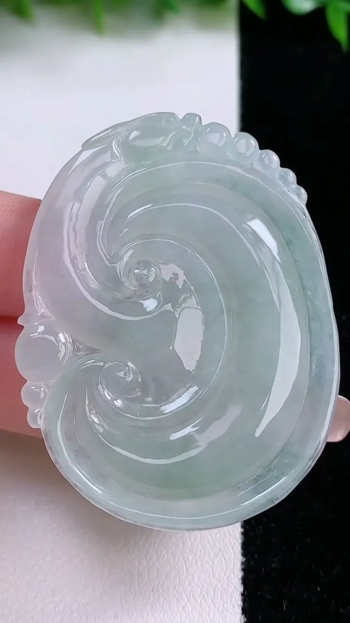 天然A货翡翠如意吊坠，尺寸52.3-40.2-4.8，重量:18.11g
1月24日