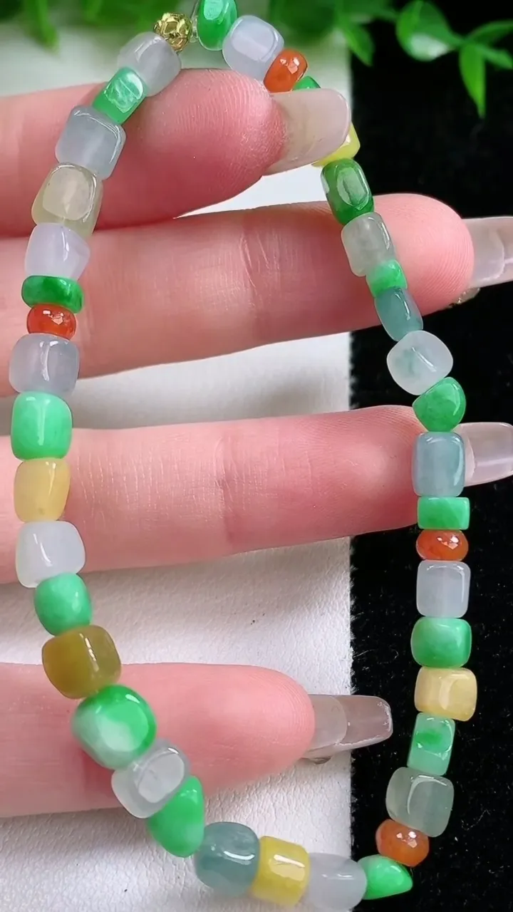 天然A货翡翠三彩原石手串，尺寸5.6-4.3-3-46颗，重量:11.34g1月24日
工厂直销收藏佳品,种好水足，色泽均匀，有种有色，上手高大气！