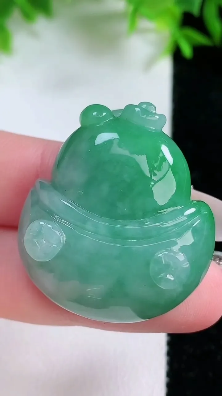 天然A货翡翠金元宝吊坠，尺寸32.3-29.5-10，重量:18.29g
1月24日