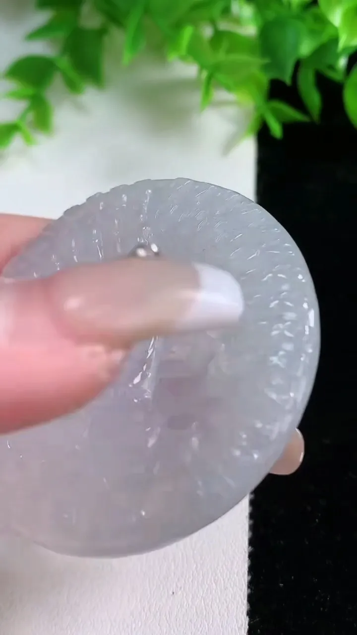 天然A货翡翠千手观音吊坠，尺寸51.8-4.9，重量:28.67g
1月24日