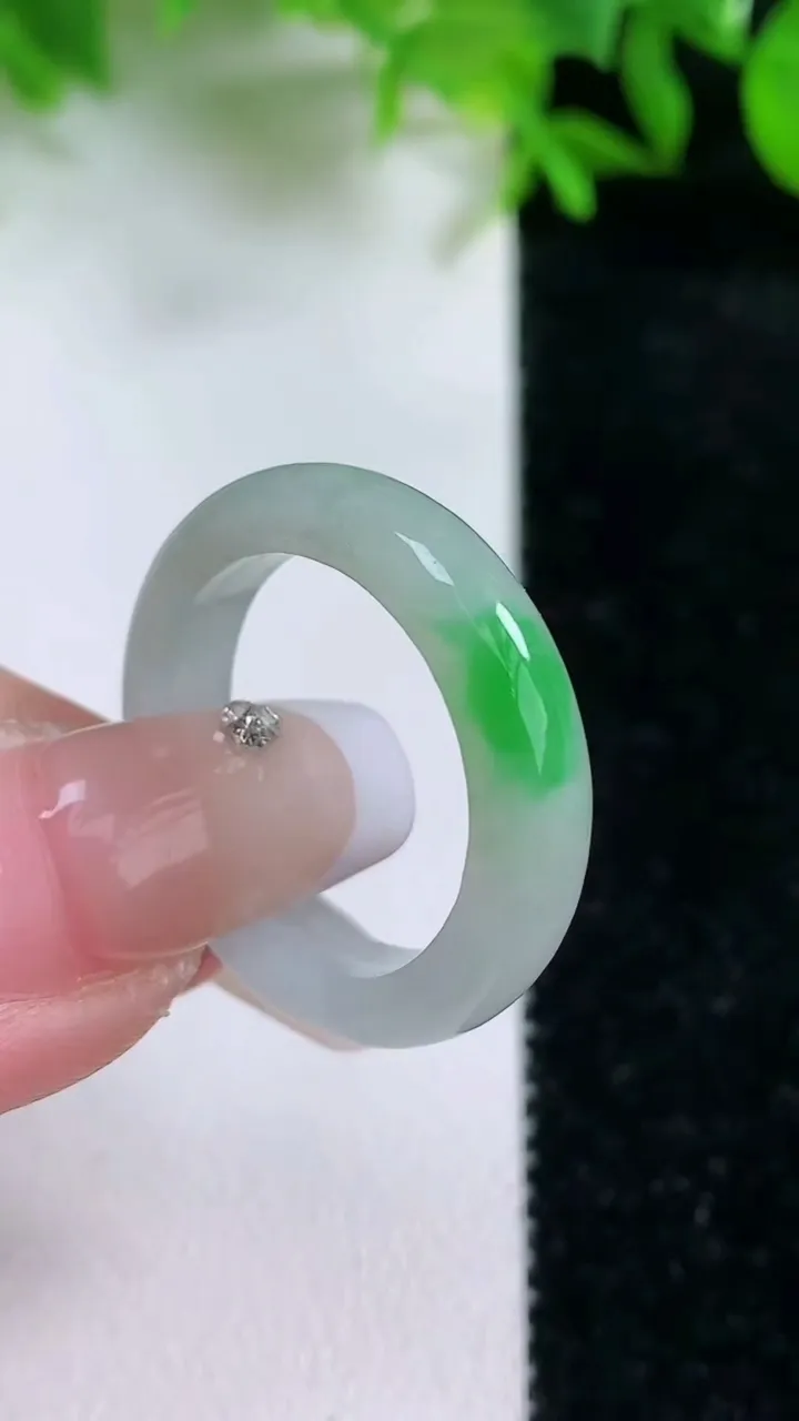 天然A货翡翠指环戒指，尺寸19.2-4.7-3.2，重量:14.24g2026年1月24日
工厂直销收藏佳品,种好水足，色泽均匀，有种有色，上手高大气！