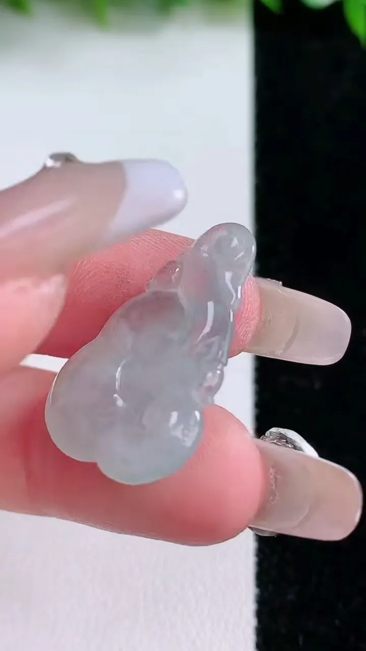 天然A货翡翠如意吊坠，尺寸27-17.6-3.6，重量:3.13g
1月24日