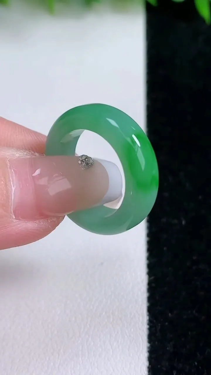 天然A货翡翠指环戒指，尺寸17-6-3.7，重量:4.51g2026年1月24日
工厂直销收藏佳品,种好水足，色泽均匀，有种有色，上手高大气！