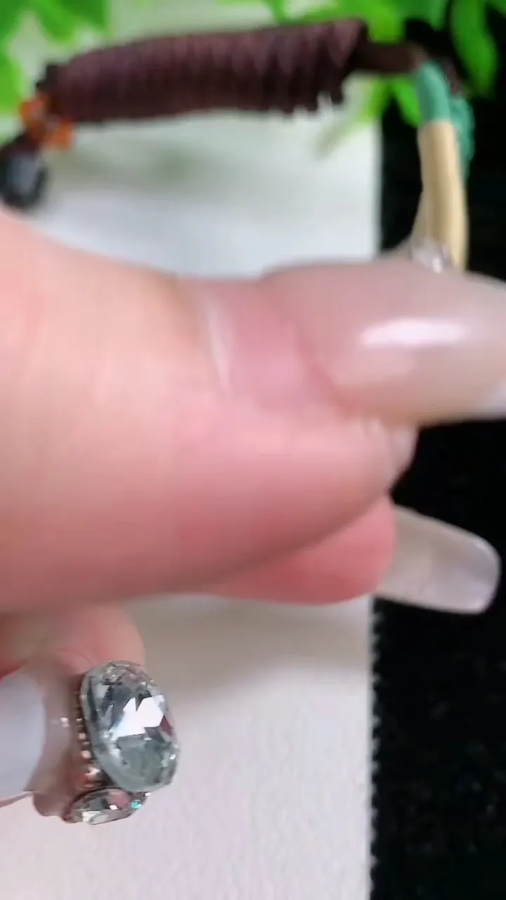 天然A货翡翠飘花三阳开泰吊坠，尺寸45.5-39.8-5.7，重量:22.76g
1月24日