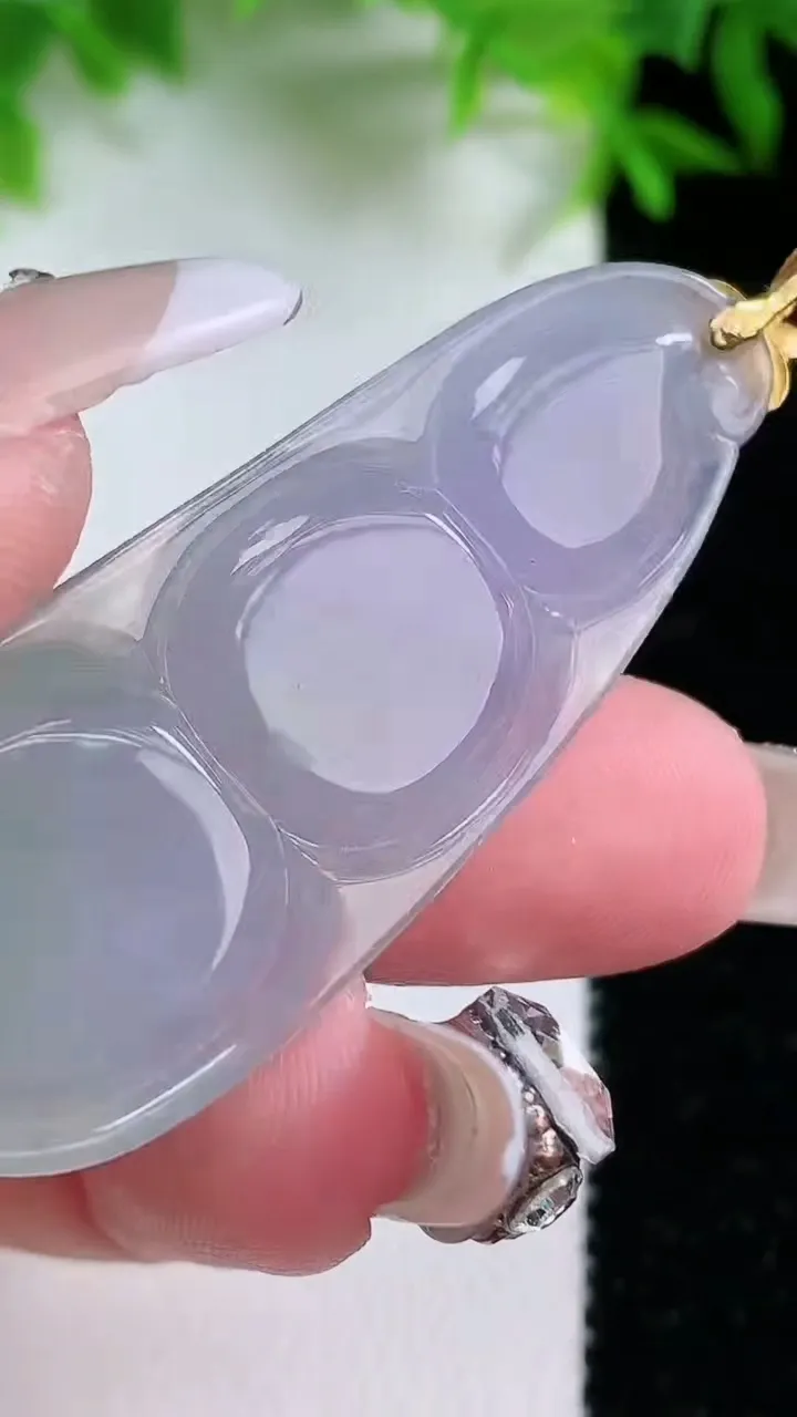 天然A货翡翠18K金春带彩紫罗兰福豆吊坠，尺寸49.3-19.6-6，重量:10.61g
1月24日