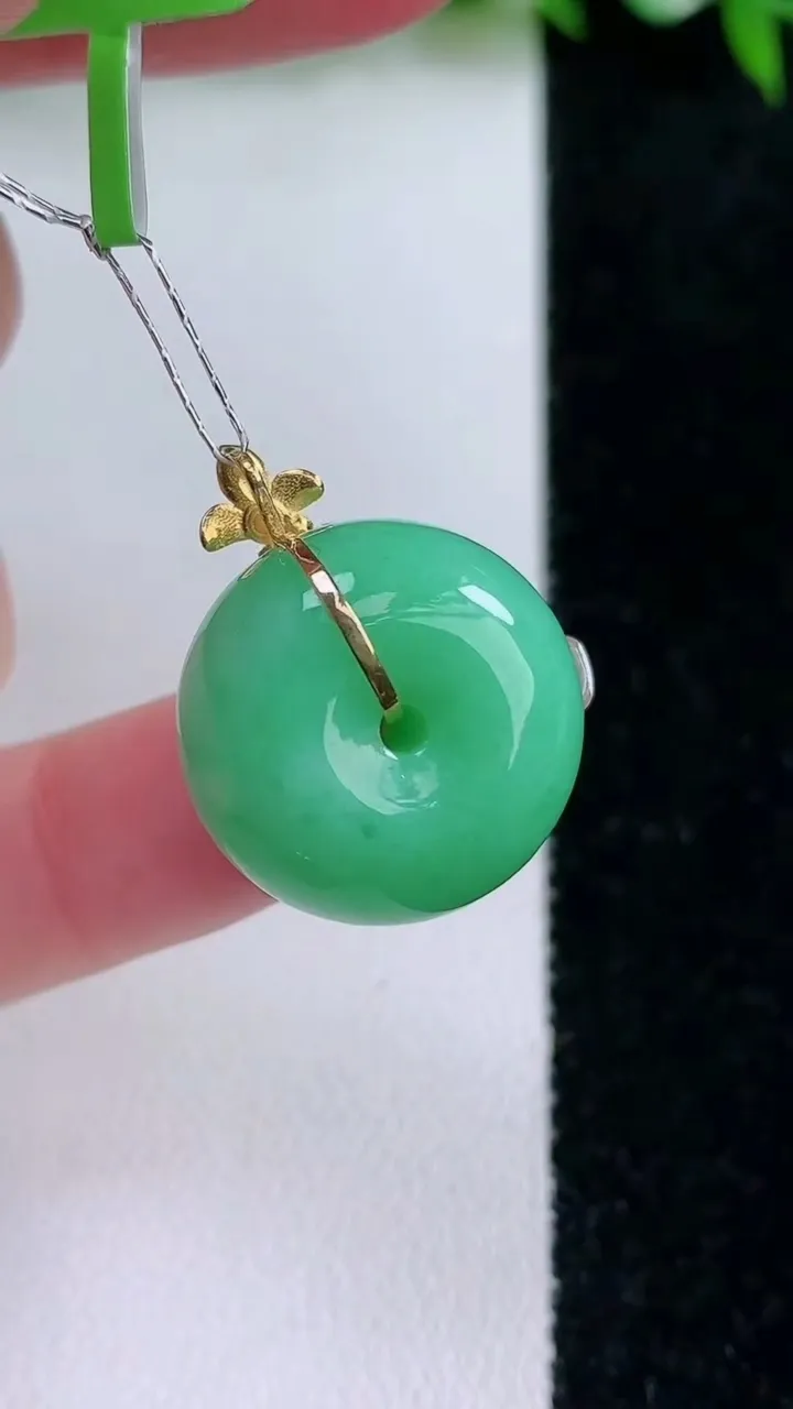 天然A货翡翠路路通吊坠，尺寸19-11.5，重量:9.66g
1月24日
