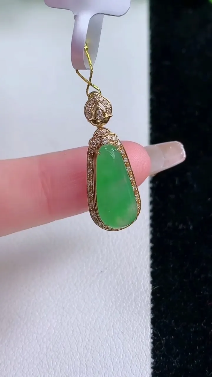 天然A货翡翠福瓜吊坠，尺寸26.5-9.8-7.2，裸石16-7重量:2.09g
1月24日