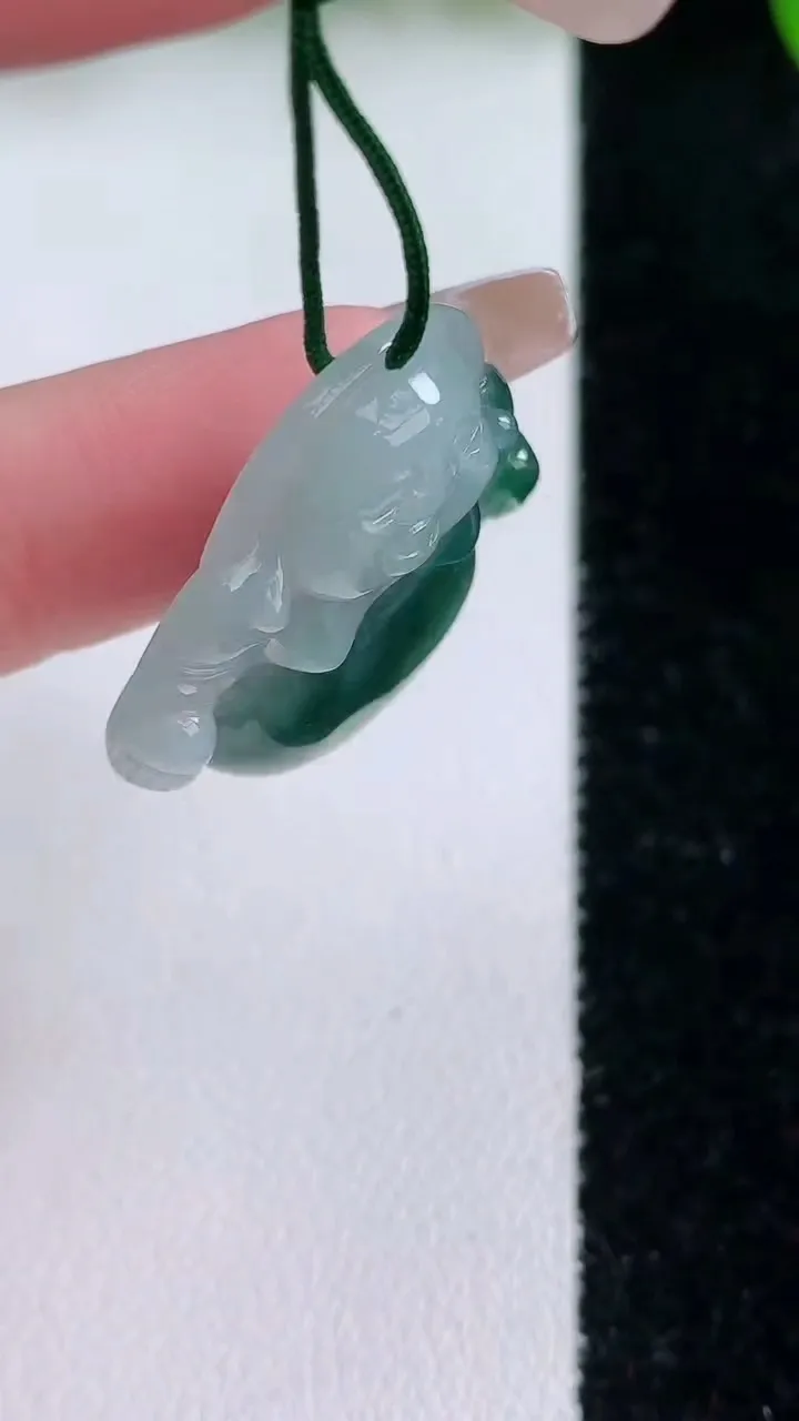 天然A货翡翠飘花佛公吊坠，尺寸25.6-28-6，重量:6.74g
1月24日