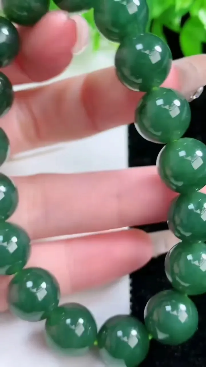天然A货翡翠圆珠手串，尺寸12-17颗，重量:50.28g1月24日
工厂直销收藏佳品,种好水足，色泽均匀，有种有色，上手高大气！