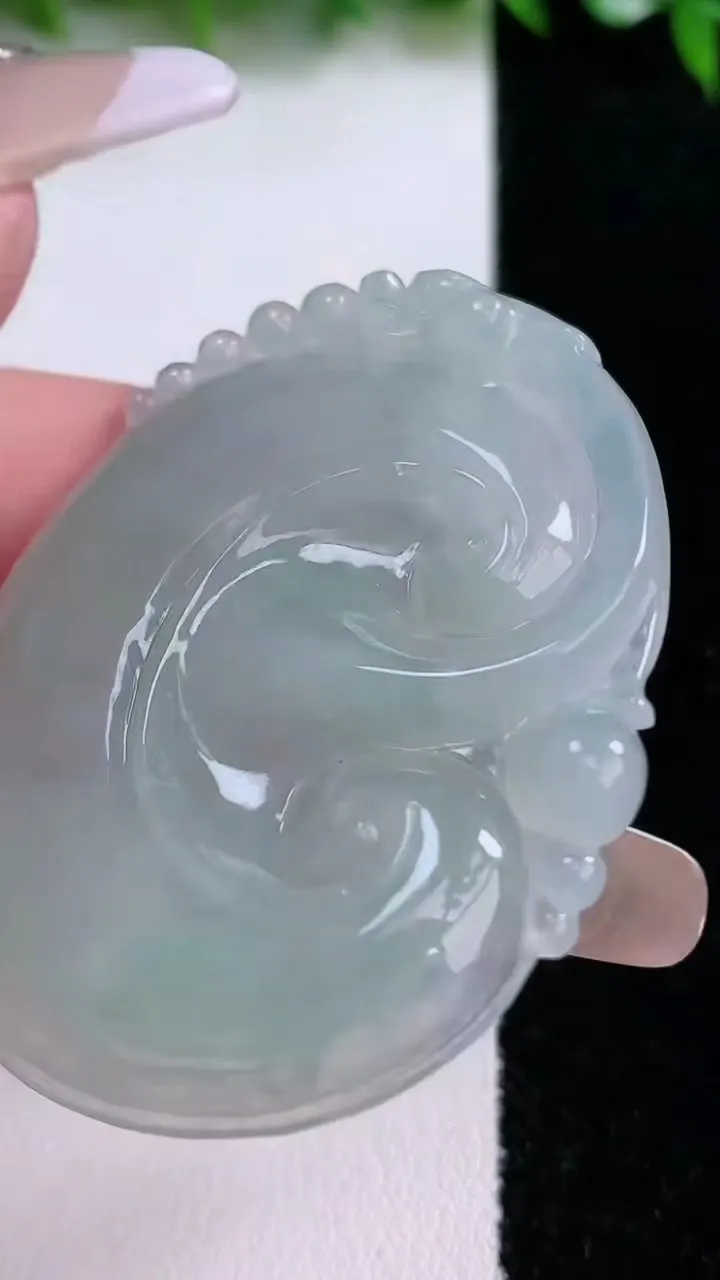 天然A货翡翠如意吊坠，尺寸52.3-40.2-4.8，重量:18.11g
1月24日