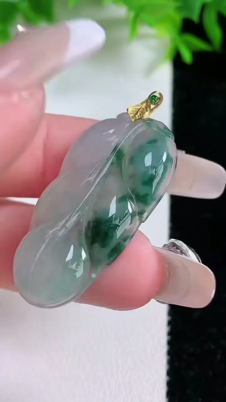 天然A货翡翠种飘花金枝玉叶 叶子吊坠，尺寸35.3-20.2-4，重量:5.22g
1月24日