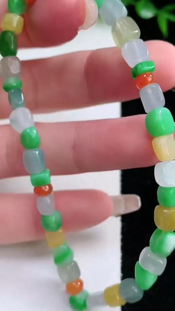 天然A货翡翠三彩原石手串，尺寸5.6-4.3-3-46颗，重量:11.34g1月24日
工厂直销收藏佳品,种好水足，色泽均匀，有种有色，上手高大气！