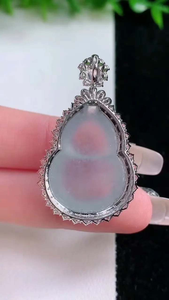 天然A货翡翠种白冰葫芦吊坠，尺寸40.5-23.3-11.3.
1月24日