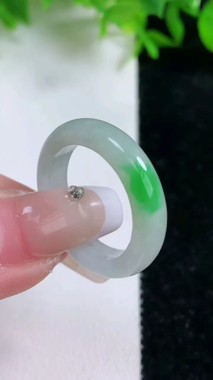 天然A货翡翠指环戒指，尺寸19.2-4.7-3.2，重量:14.24g2026年1月24日
工厂直销