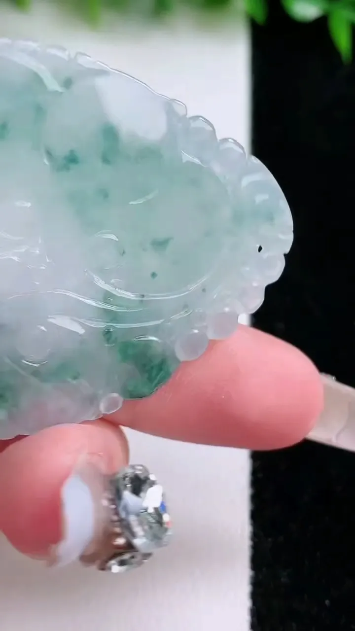 天然A货翡翠飘花如意吊坠，尺寸45.4-39-4，重量:12.54g
1月24日