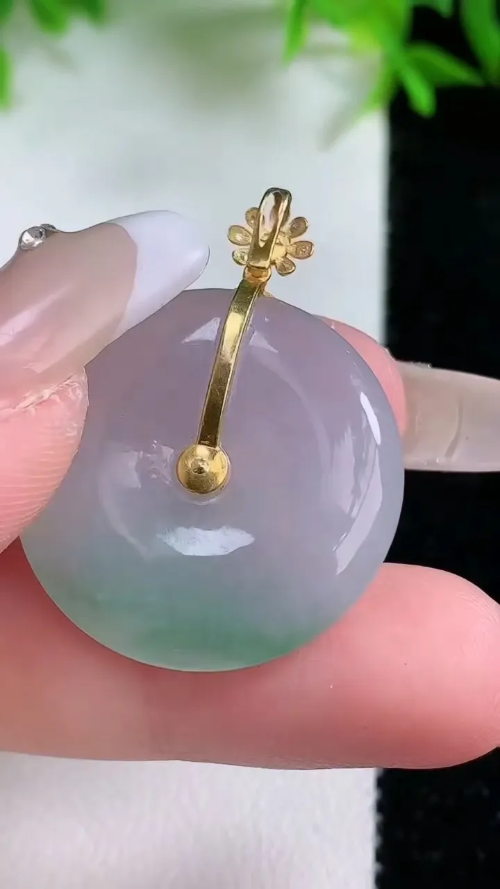 天然A货翡翠平安扣吊坠，尺寸26-4.9，重量:6.98g
1月24日