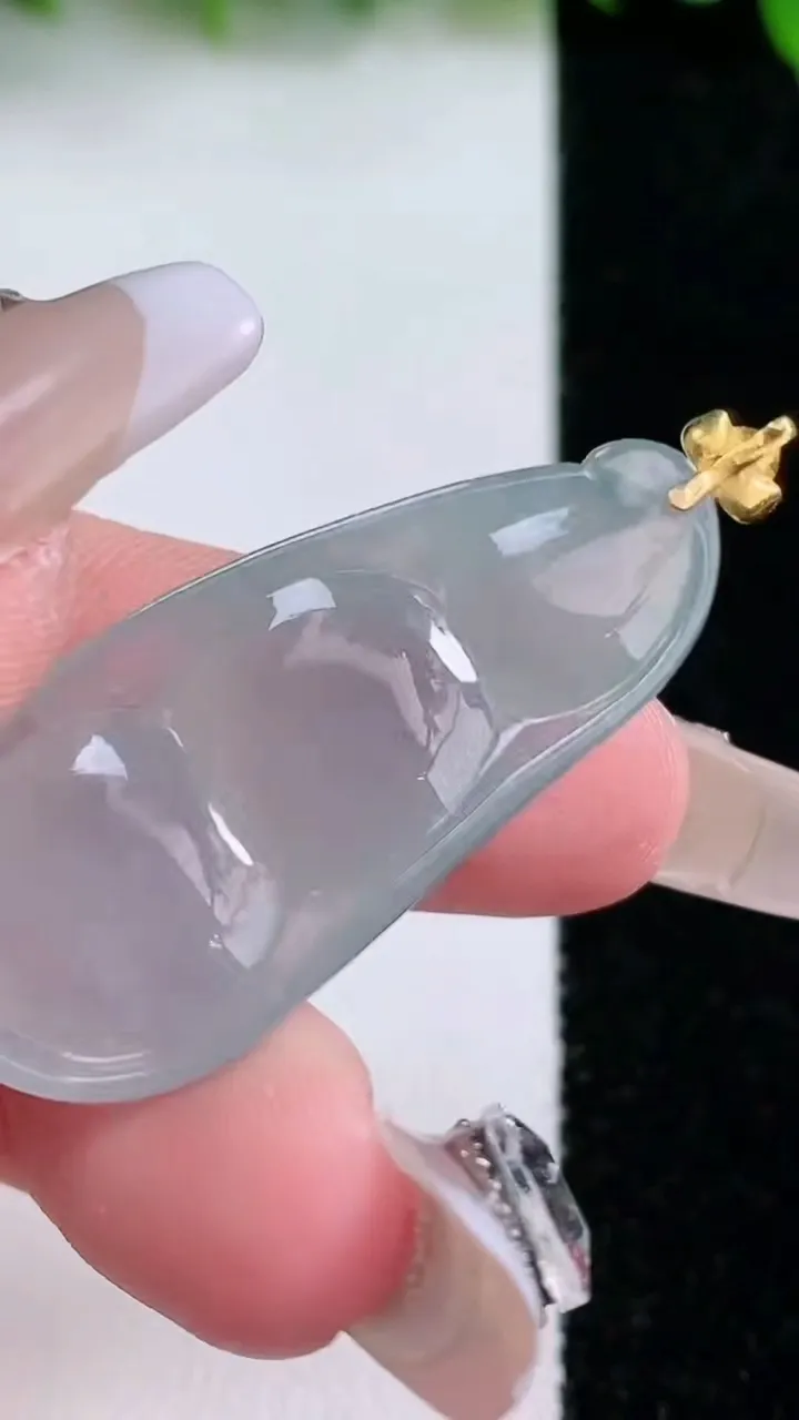 天然A货翡翠福豆吊坠，尺寸38.2-17-6.6，重量:8.47g
1月24日