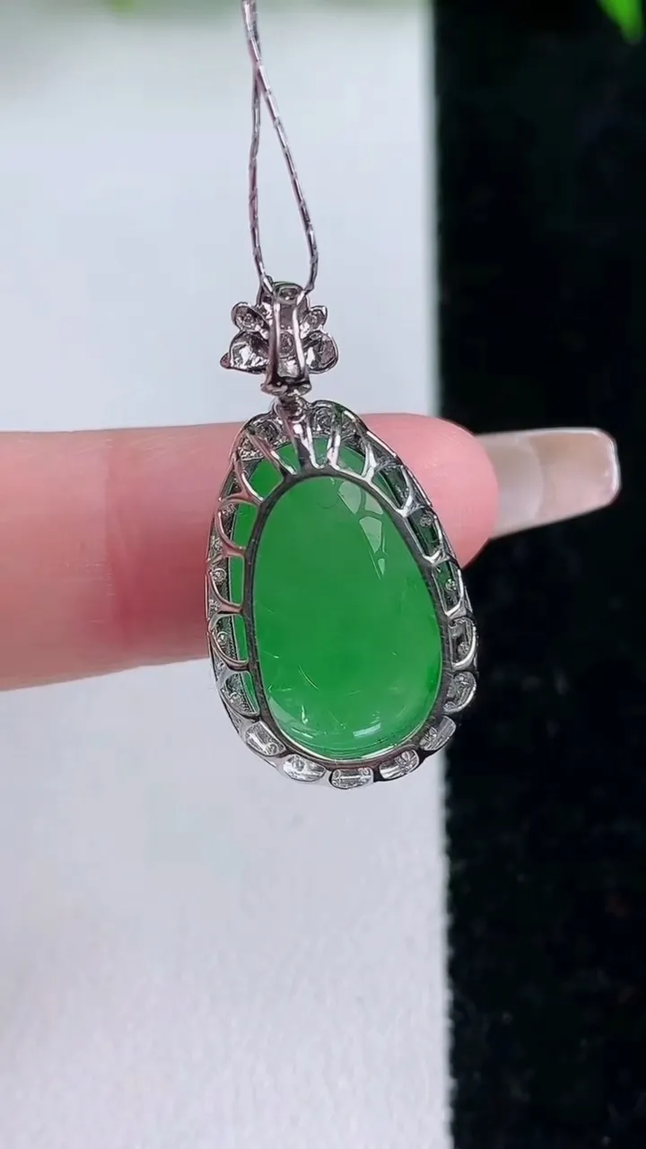 天然A货翡翠福瓜吊坠，尺寸26.3-13.3-7，裸石17-10.6重量:2.81g
1月24日