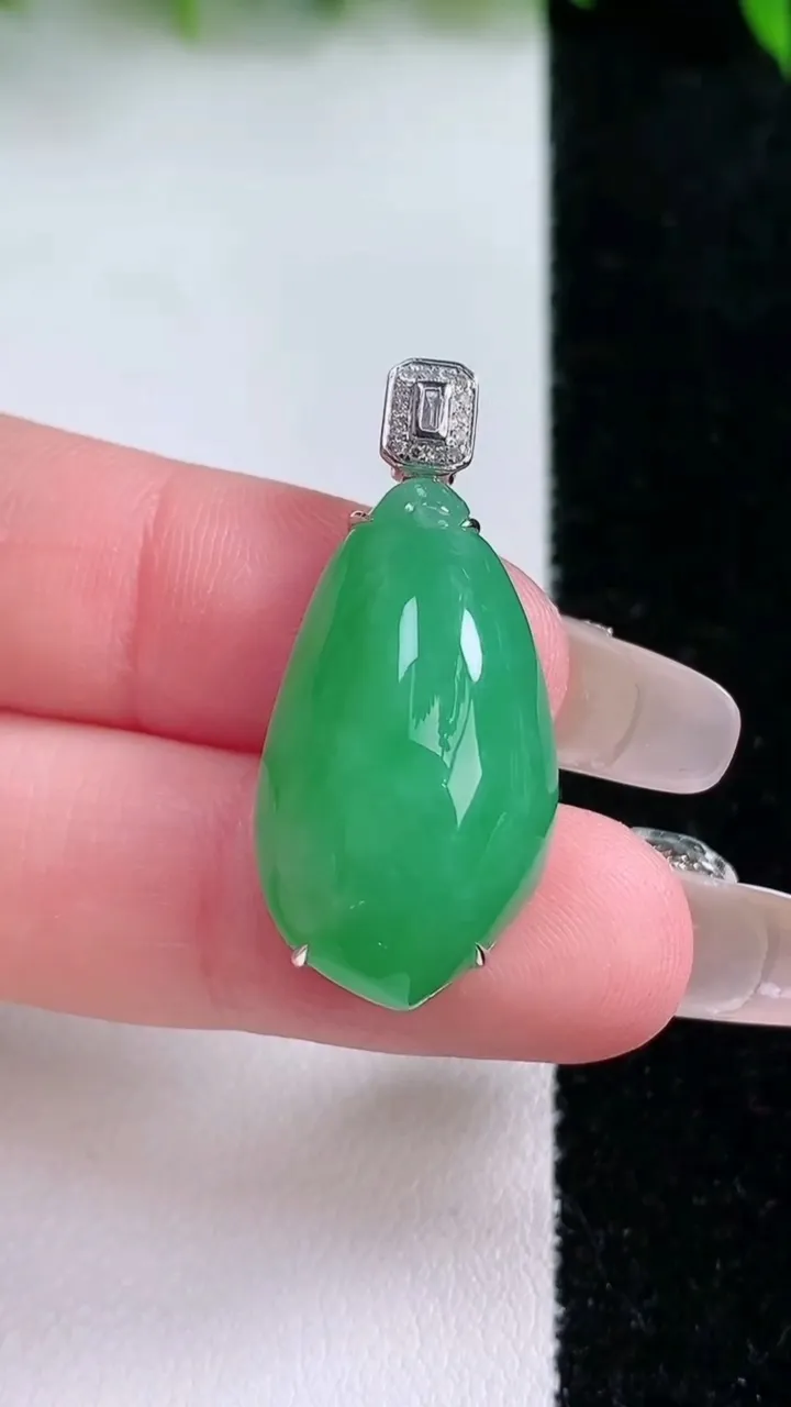 天然A货翡翠福瓜吊坠，尺寸36.4-14.8-9.6，重量:16.76g
1月24日