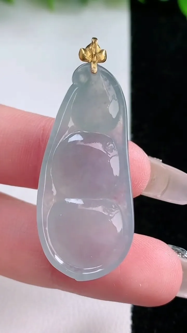 天然A货翡翠福豆吊坠，尺寸38.2-17-6.6，重量:8.47g
1月24日